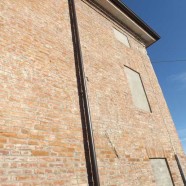 Sabbiare un grande edificio faccia vista